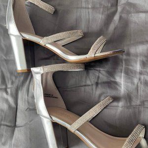 Davids Bridal Women's Shoes; Size 8.5; Color Silver, Ven Style